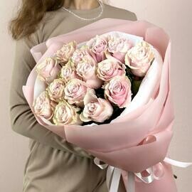 Красивый букет из 15 розовых роз 