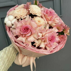 Розовый букет с французской розой хлопоком и хризантемой 