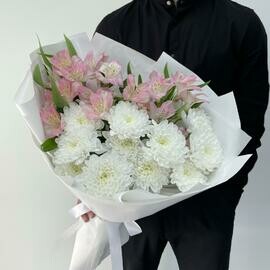 Stojkij buket iz al_stromerij i kustovih hrizantem