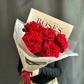 Buketik s 5 frantcuzskimi rozami