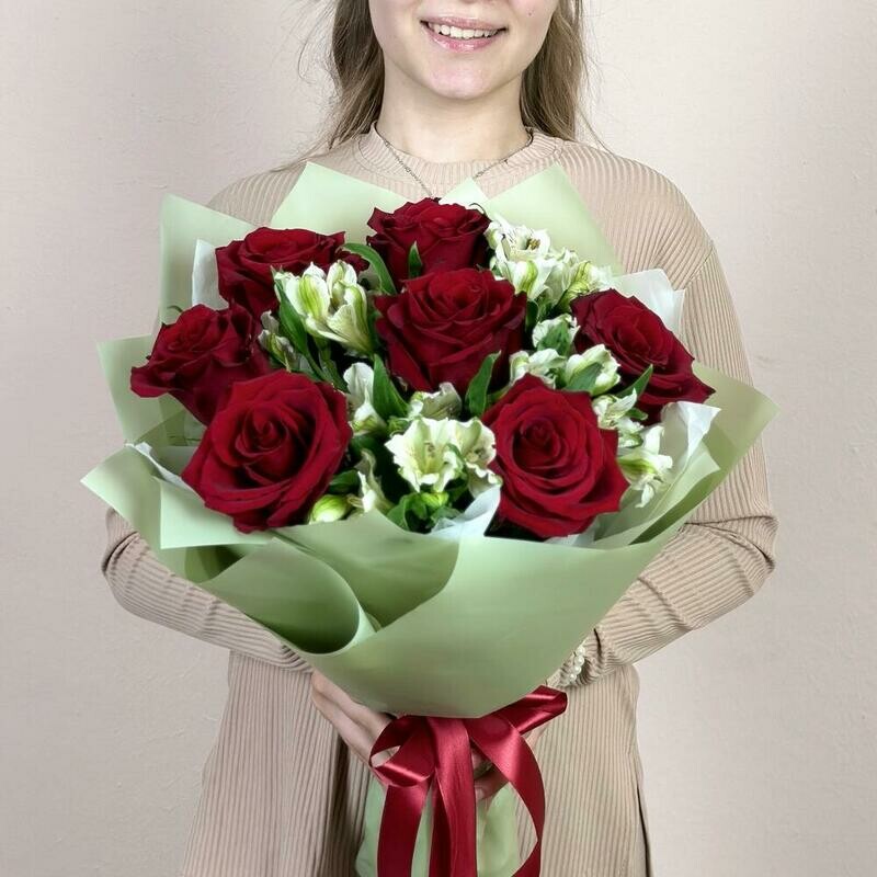 Очаровательный букет красных роз .с белой альстромерией, стандартный