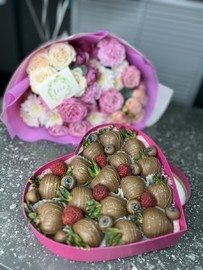 Цветы и клубника в шоколаде 