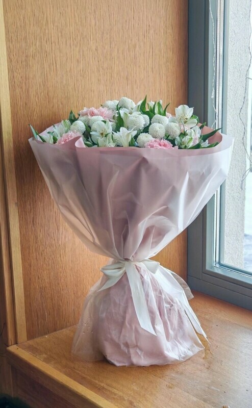 Летний букетик из альстромерии, диантус и кустовая хризантема. , стандартный