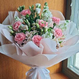 Летний букетик из эустомы, альстромерии и Диантус. 