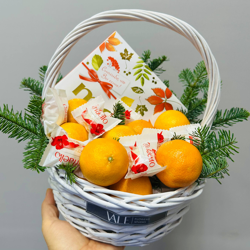 Novogodnyaya korzina s "Raffaello", novogodnyaya korzina s raffaello