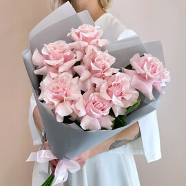 7 французских роз в упаковке