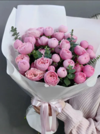 Пионовидная роза с эвкалиптом