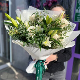 Buket s belimi liliyami