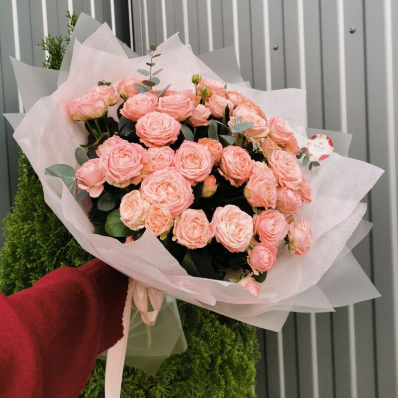 Нежный букет кустовых роз с эвкалиптом, премиум