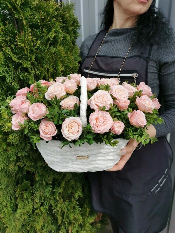 Нежная корзина с кустовыми розами, стандартный