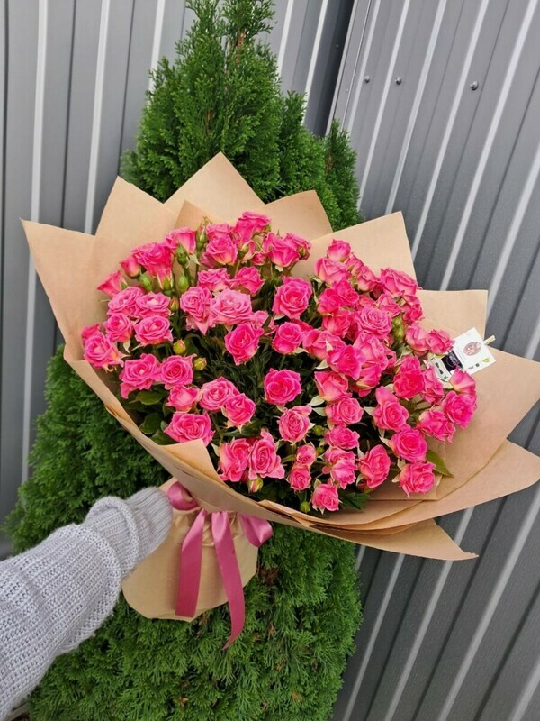 Кустовая роза в крафте, стандартный