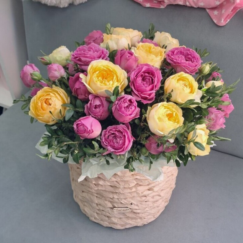 Кашпо с кустовой пионовидной розой , стандартный