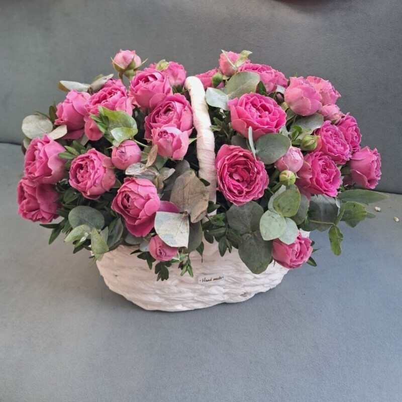 Пионовидные розы в корзине, стандартный