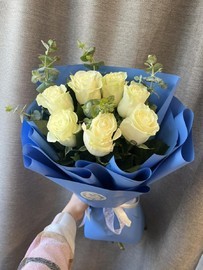 Букет из белых роз с эвкалиптом 
