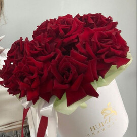 Коробка с красными розами