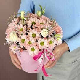 Romashkovaya hrizantema i eustoma v  shlyapnoj korobke