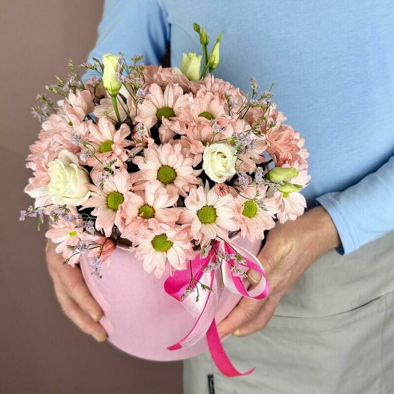 Romashkovaya hrizantema i eustoma v shlyapnoj korobke, standart