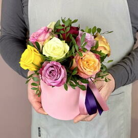 Kompozitciya iz raznotcvetnih roz v shlyapnoj korobke