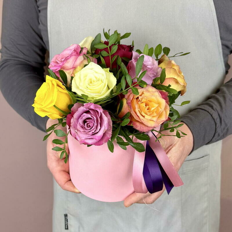 Kompozitciya iz raznotcvetnih roz v shlyapnoj korobke, standart