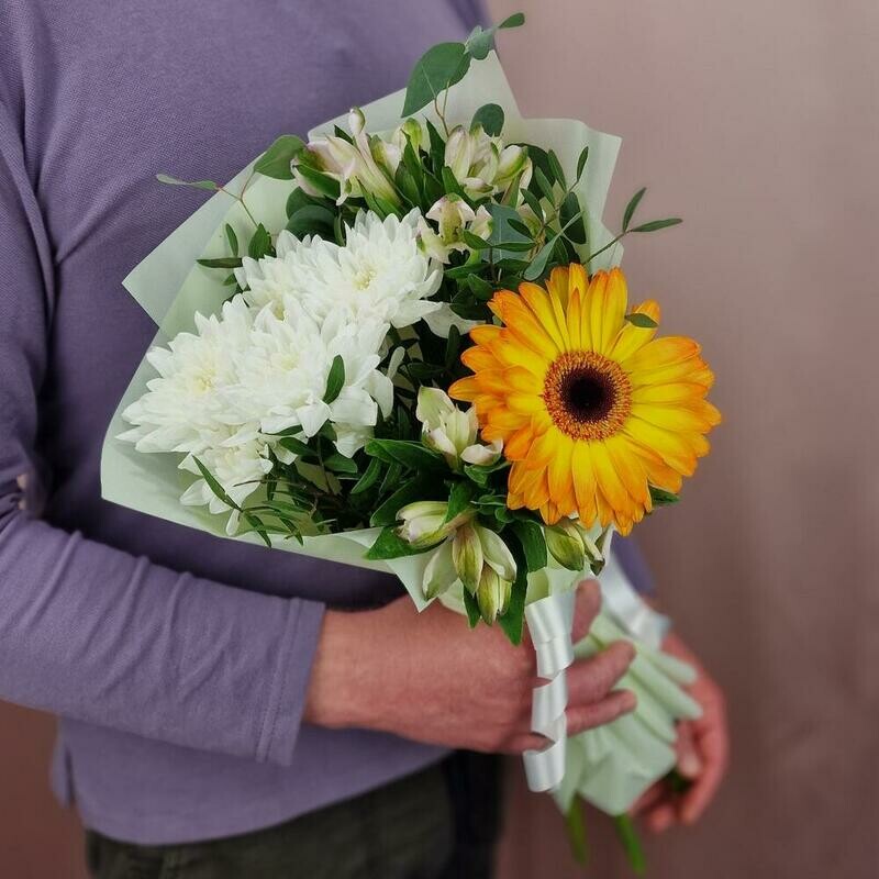 Buket-kompliment s gerberoj, hrizantemoj i al_stromeriej, standart