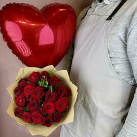 Buket iz bordovih krasnih roz v krafte i gelievij shar-serdtce