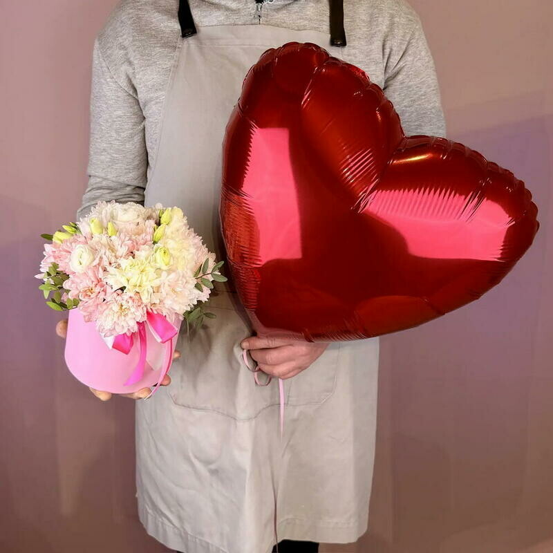 Эустома, диантусы и хризантема в нежной коробке и фольгированный гелиевый шар-сердце, стандартный