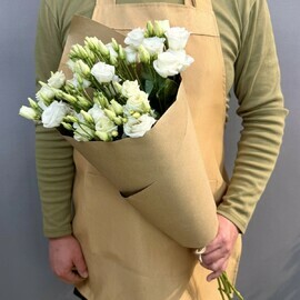Bouquet of 5 white eustomias in craft