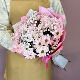 Nezhnij buket s romashkovoj hrizantemoj i gipsofiloj