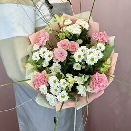 Buket s kustovoj rozoj, romashkovoj kustovoj hrizantemoj Santini, diantusami i al_stromeriej