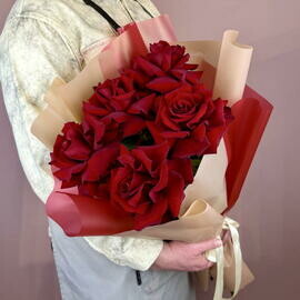 Элегантный букет с бордовыми французкими розами