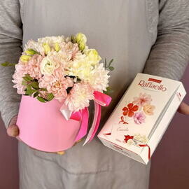 Rozovie hrizantemi, belaya eustoma i diantusi na oazise +konfeti rafaello