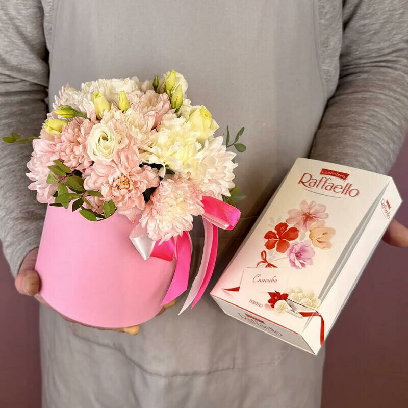 Rozovie hrizantemi, belaya eustoma i diantusi na oazise +konfeti rafaello, standart