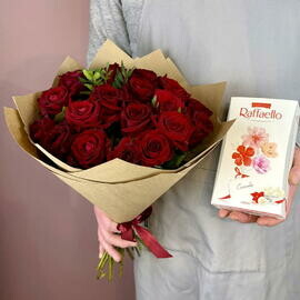 Buket iz bordovih roz v krafte + korobka rafaello