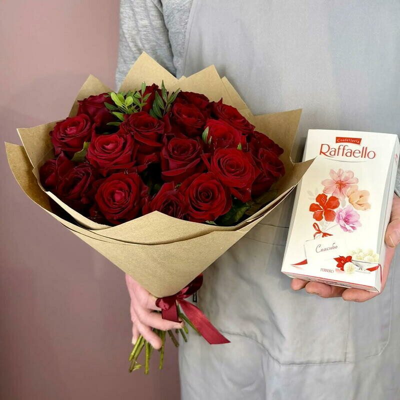 Букет из бордовых роз в крафте + коробка рафаэлло, стандартный