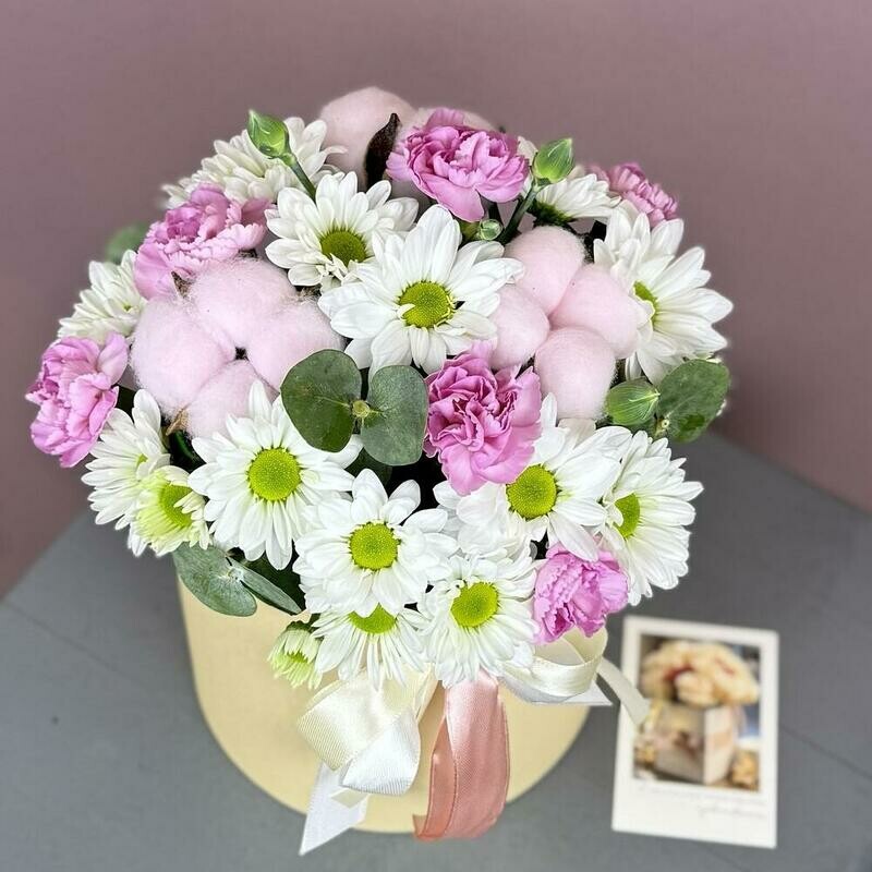 Коробка с ромашковой хризантемой, кустовыми диантусами и эвкалиптом, стандартный