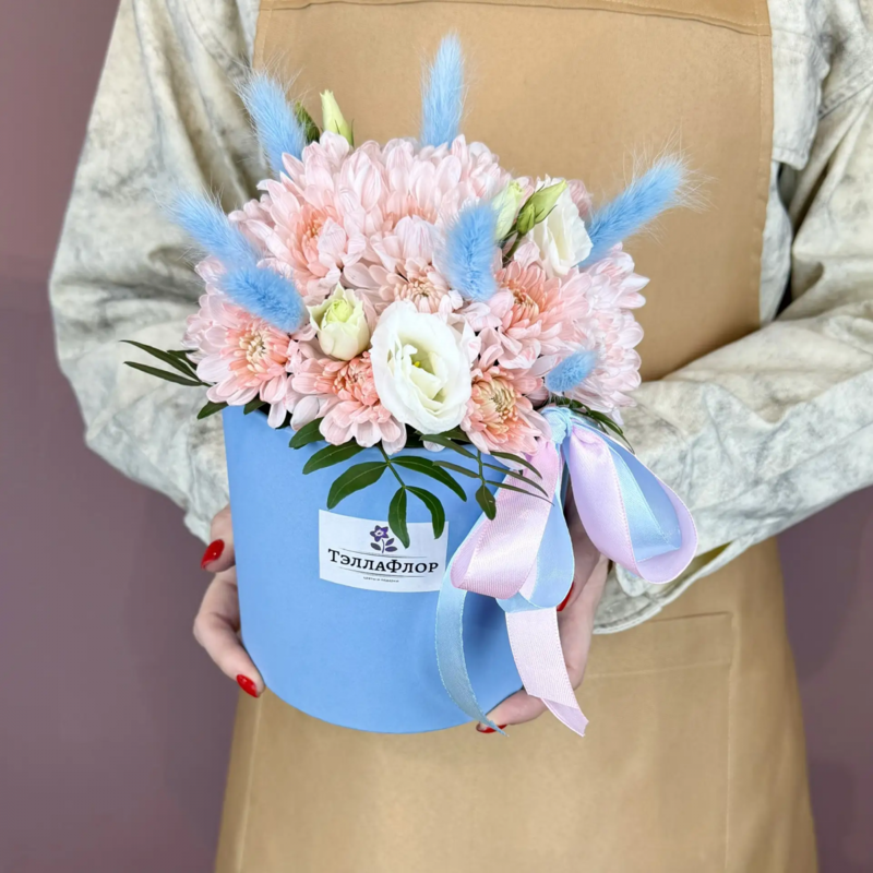 Korobka s eustomoj, suhotcvetami i rozovoj hrizantemoj, standart