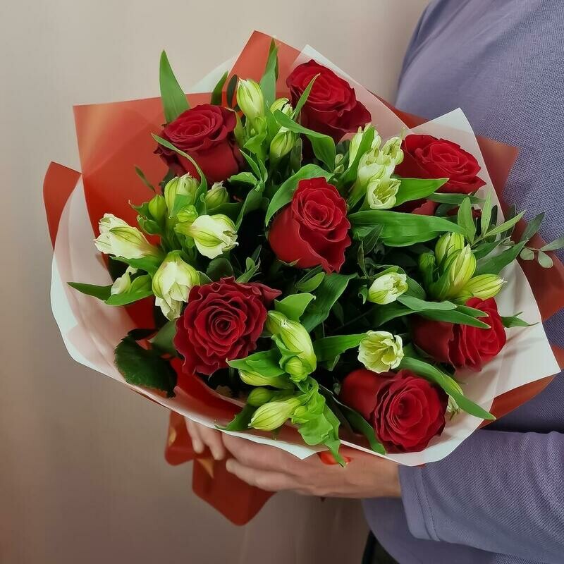 Buket iz krasnih roz i belih al_stromerij, standart