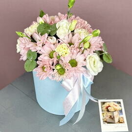 Korobka s eustomoj, romashkoj-hrizantemoj i diantusami