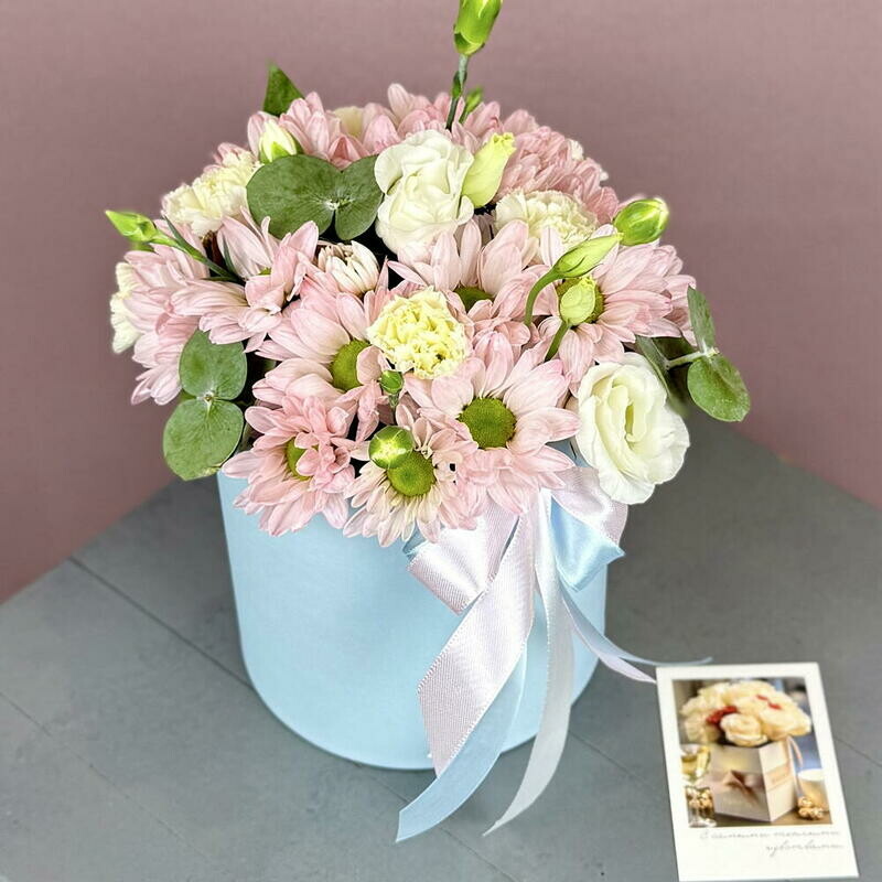 Korobka s eustomoj, romashkoj-hrizantemoj i diantusami, standart