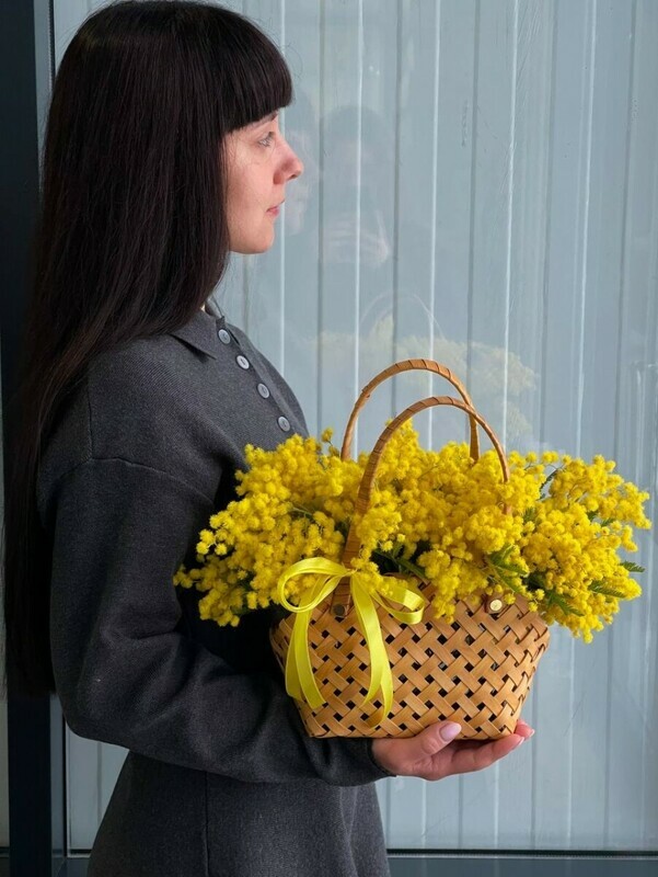 Солнечная корзинка с мимозой, желтая мимоза