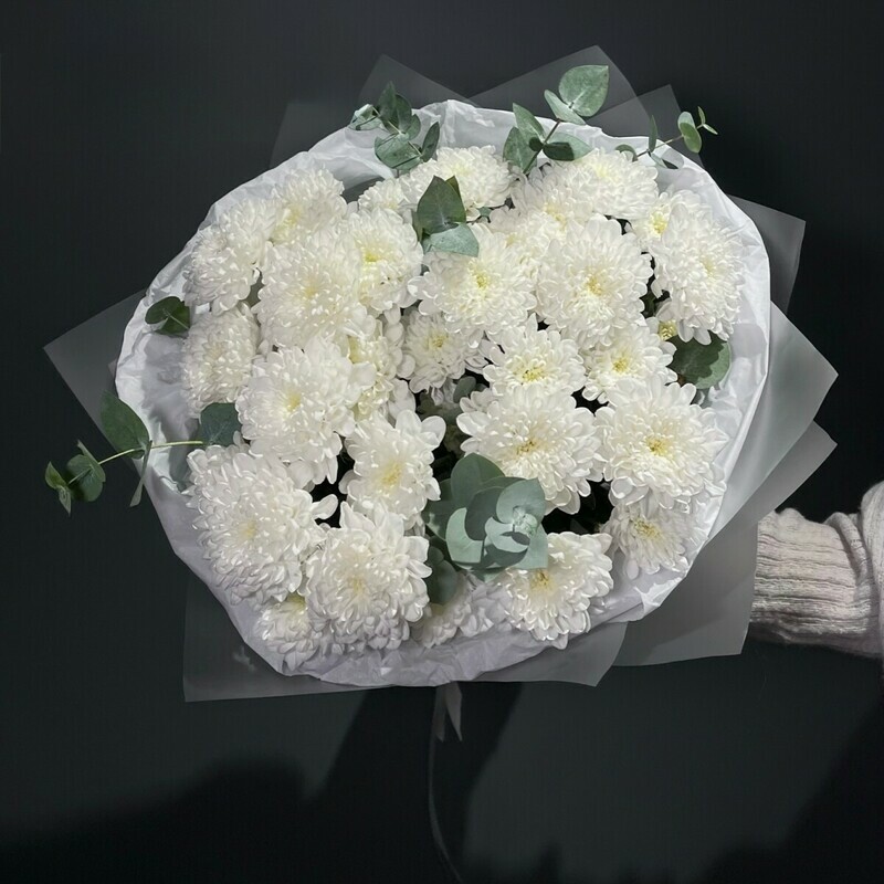 Buket iz beloj hrizantemi i evkalipta | Krasivie belie tcveti, standart