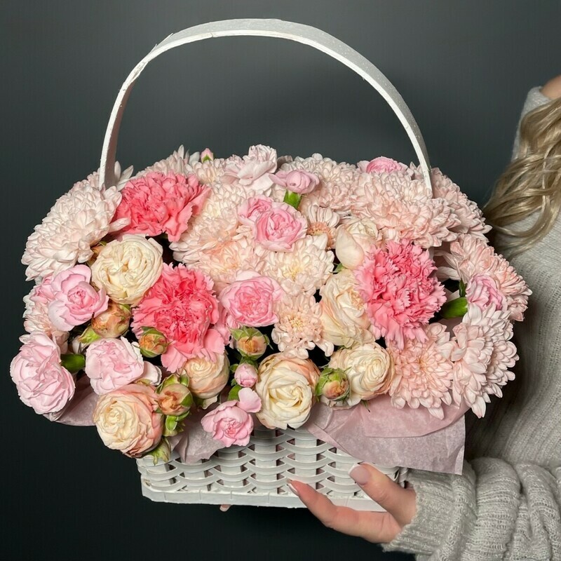 Belaya korzina rozovo-persikovih tcvetov, standart