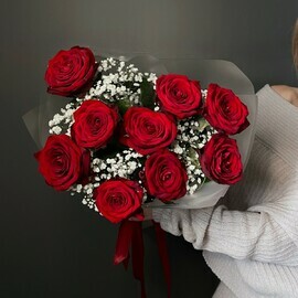 9 krasnih roz i belaya gipsofila