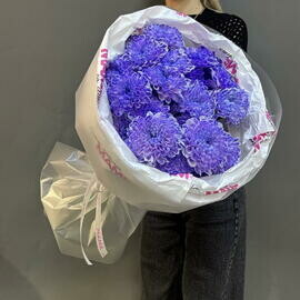 Buket iz lavandovoj hrizantemi v upakovke s nadpis_yu "Samoj lyubimoj mame na svete"