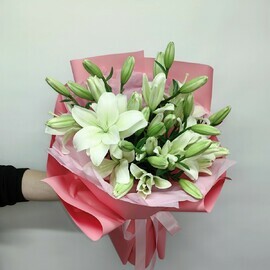 Букет из белых лилий