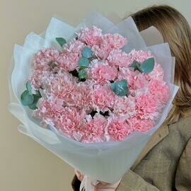 Букет из диантусов(гвоздик) с эвкалиптом