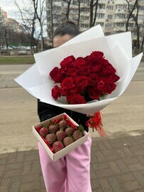 Kombo buket iz kustovih roz i klubniki v shokolade