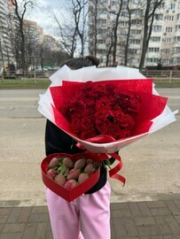 Kombo iz kustovih krasnih roz i krasnogo serdtca s klubnikoj v shokolade