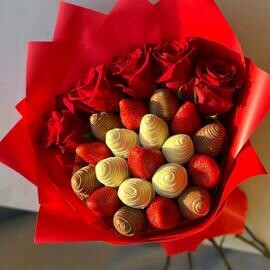 Букет из Роз и клубники В шоколаде Lady in red