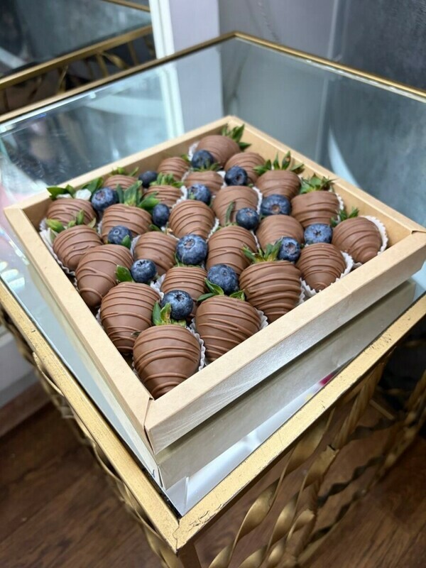 25 клубник с орехами в молочном шоколаде , премиум